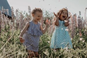 Deux enfants qui rient aux éclats.
